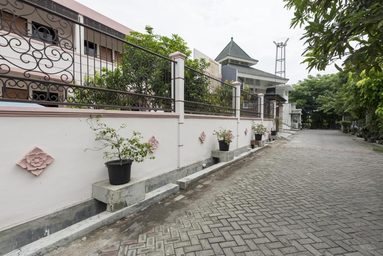 Koolkost Syariah Near Upn Veteran Hotel Medokanayu Exterior photo